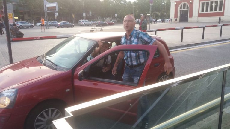 Facilitan las fotografías de agresores separatistas catalanes que asaltaron y pegaron a 2 catalanas