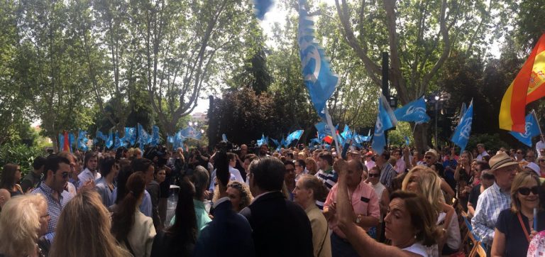 2 banderas de España ondean entre numerosas banderas del PP en un acto partidista en Madrid