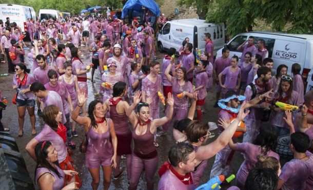 El Ayuntamiento de la ciudad riojana de Haro y el Gobierno de La Rioja trabajan para que la Batalla del Vino de este municipio sea declarada.. Archivo Efe
