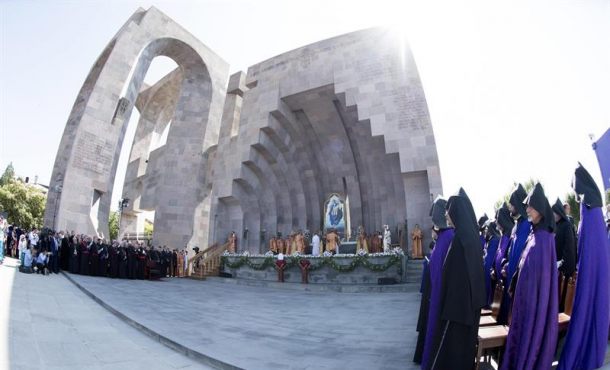 El Papa Francisco participa en una liturgia con at the Catholicos Karekin II,en Erevan, Armenia. EFE