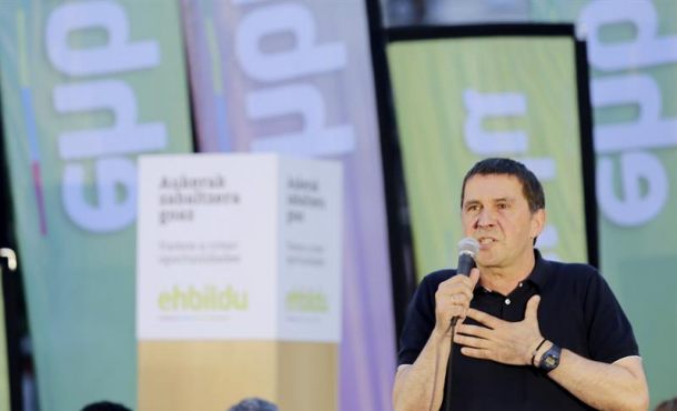 El asesino Arnaldo Otegi (d), junto a los candidatos de la coalición extremista Marian Beitialarrangoitia (i) y Oskar Matute (c), participa en el acto de inicio de campaña electoral... Efe