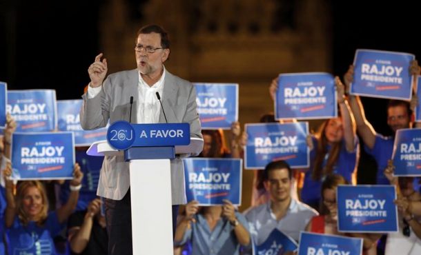 El candidato a la presidencia del Gobierno por el PP, Mariano Rajoy, durante el acto electoral de fin de campaña que los populares celebran esta noche en la madrileña plaza de Colón. EFE