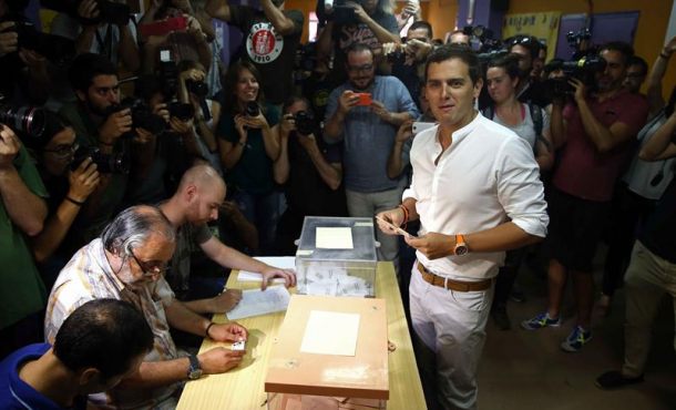 El candidato de Ciudadanos a la presidencia del Gobierno, Albert Rivera, vota en el Colegio Santa Marta de l'Hospitalet de Llobregat. EFE