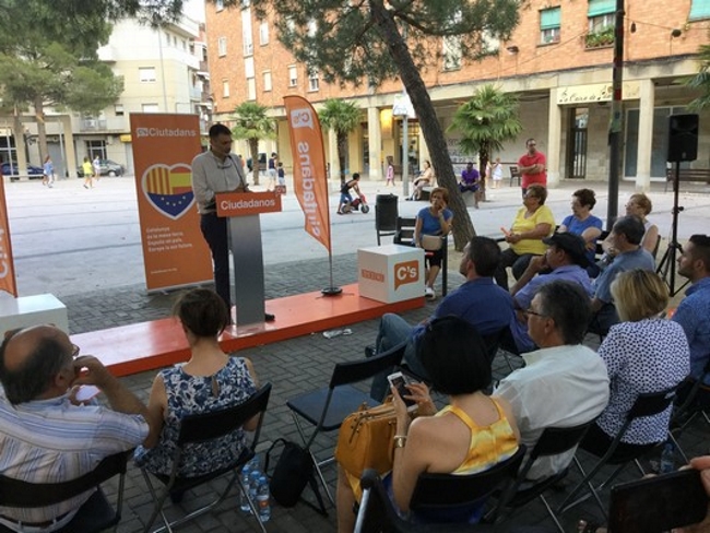 El candidato de Ciutadans Partido de la Ciudadanía (C's) por Lérida al Congreso de los Diputado, Óscar Uceda, hoy durante el último acto de campaña de Ciutadans en Lérida. Lasvocesdelpueblo