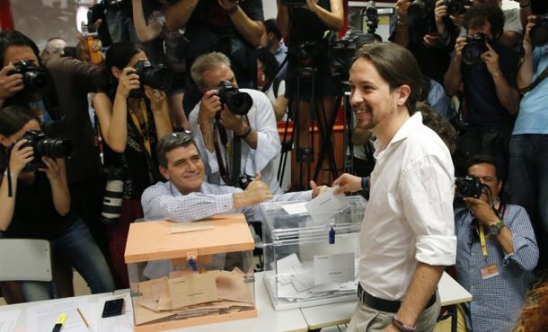 El candidato de Unidos Podemos a la presidencia del Gobierno, Pablo Iglesias, vota en el instituto Tirso de Molina de Madrid. EFE