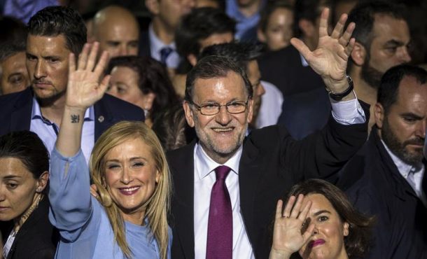 El candidato del PP a la presidencia del Gobierno, Mariano Rajoy (c), la número dos de la lista madrileña al Congreso, Soraya Sáenz de Santamaría (d), y la presidenta de la Comunidad de Madrid... Efe