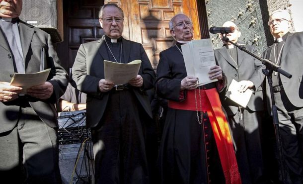 El cardenal arzobispo de Valencia, Antonio Cañizares (centro), ha protagonizado hoy un acto de desagravio a la Virgen de los Desamparados... Efe