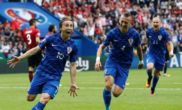 El centrocampista Croacia Luka Modric celebra el 1-0 tras un impecable disparo desde fuera del área. EFE