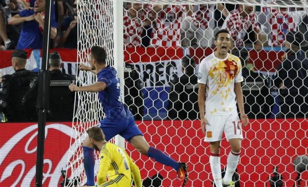 El centrocampista croata Iván Perisic (i) celebra su gol, segundo del equipo, durante el partido Croacia-España del Grupo D... EFE