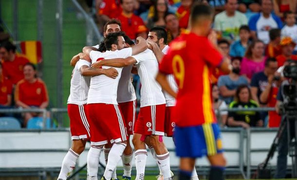 El centrocampista de Georgia Tornike Okriashvili celebra con sus compañeros el gol que ha marcado, el primero del equipo frente a la selección española... Efe