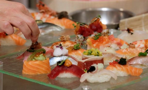 El cocinero español Yoshi Yanome prepara un plato de sushi.. Archivo Efe