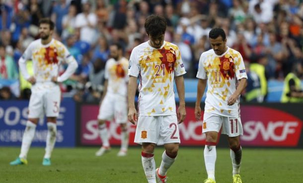 El delantero de la selección española Pedro Rodríguez (d) y el centrocampista David Silva (2d) muestran su decepción ante la victoria italiana, durante el partido Italia-España... Efe