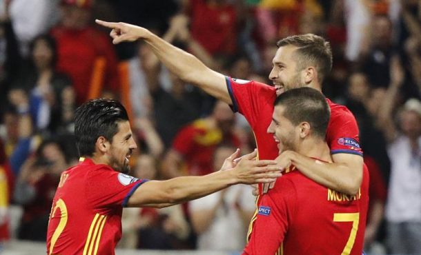 El delantero de la selección española Álvaro Morata (d) celebra su gol, el tercero del equipo, con Jordi Alba y Nolito (i), durante el partido España-Turquía del Grupo D...Efe