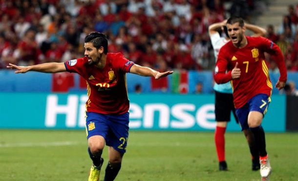 El delantero español Nolito (I) celebra el 2-0 durante el partido de la UEFA EURO 2016 del grupo D entre España y Turquía en el Stade de Niza en Niza, Francia. EFE