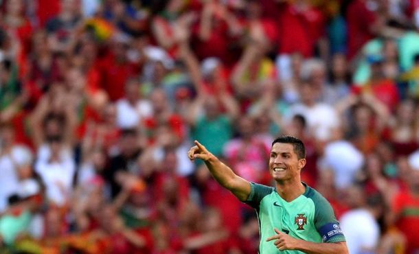 El delantero portugués Cristiano Ronaldo celebra el pase a octavos tras empatar con Hungría en el Stade de Lyon en Lyon, Francia. EFE