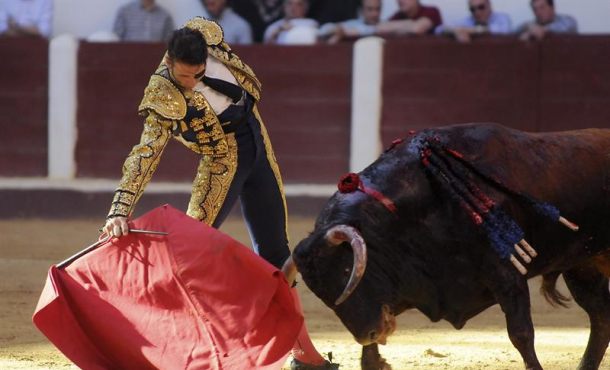 El diestro jerezano Juan José Padilla, en su faena con la muleta durante la segunda de la feria de San Juan y San Pedro de León.. Efe EFE