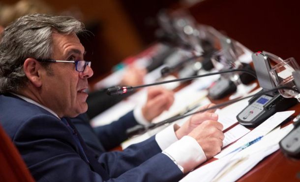 El director de la Oficina Antifraude de Cataluña, Daniel de Alfonso, durante su comparecencia hoy en el Parlament, que ha iniciado el proceso para revocarlo del cargo... Efe