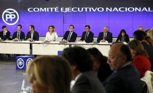 El jefe del Ejecutivo en funciones y presidente del PP, Mariano Rajoy (c,fondo), en una reunión del Comité Ejecutivo Nacional de su partido. Archivo Efe