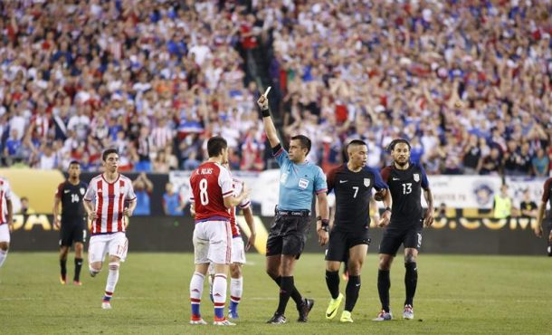 El jugador Paraguayo Rodrigo Rojas recibe una tarjeta Amarilla en el juego ante EE.UU. durante un partido por el grupo A de la Copa América ... EFE