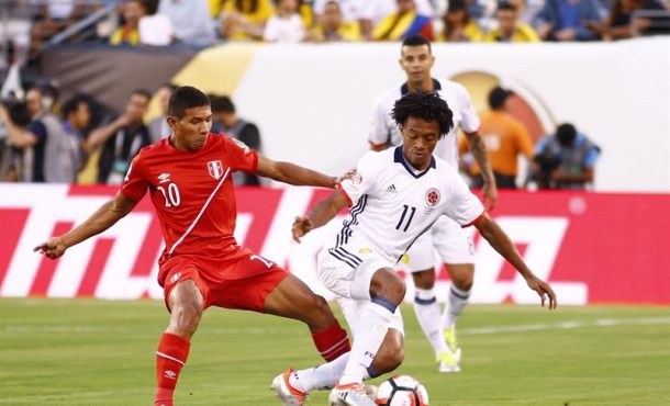 El jugador colombiano Juan Guillermo Cuadrado (d) conduce el balón ante la marca del peruano Christian Cueva (i) durante un partido entre Colombia y Perú por los cuartos de final... Efe