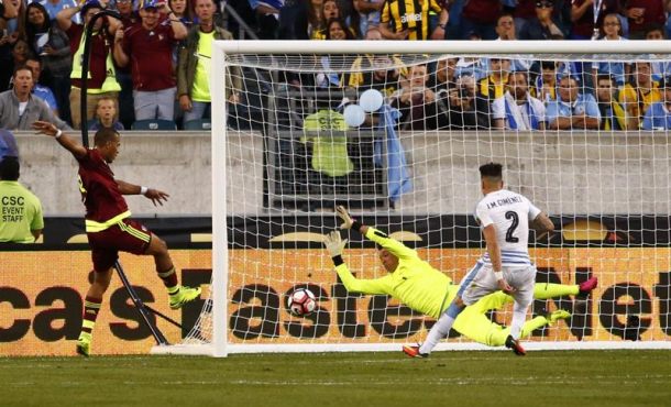 El jugador venezolano Salomón Rondón anota un gol ante el portero uruguayo Fernando Muslera (c) durante un partido por el Grupo C de la Copa América entre Venezuela y Uruguay... Efe