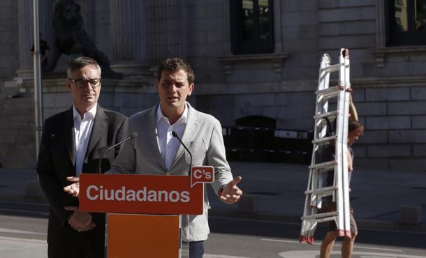El lider de Ciudadanos, Albert Rivera, acompañado por el vicesecretario general , José Manuel Villegas, durante las declaraciones que realizó hoy enfrente del Congreso de los Diputados... Efe