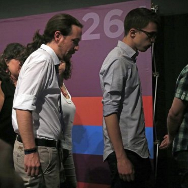 El líder de Unidos Podemos Pablo Iglesias (izda), acompañado del número tres de la formación, Íñigo Errejon... EFE