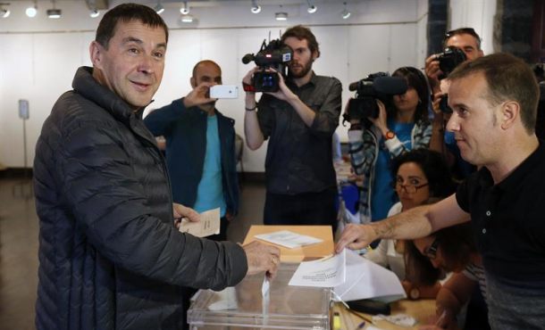 El líder de la izquierda abertzale, Arnaldo Otegi, acude a votar para las elecciones generales en la Casa de Cultura de la localidad guipuzcoana de Elgóibar. Efe.