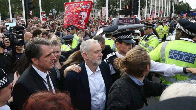 El líder del Partido Laborista británico rechaza dimitir tras perder una moción de confianza