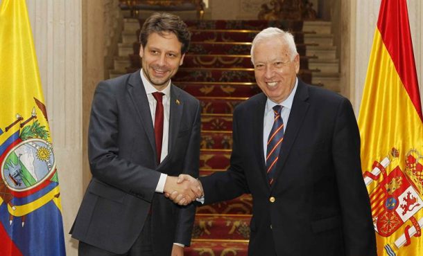 El ministro de Asuntos Exteriores en funciones, José Manuel García-Margallo (d), recibe al canciller de Ecuador, Guillaume Long (i), hoy en el Palacio de Viana de Madrid. EFE