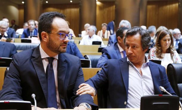 El portavoz del Comité Federal del PSOE, Antonio Hernando (i), y el dirigente del PP Carlos Floriano, durante el tradicional homenaje... EFE
