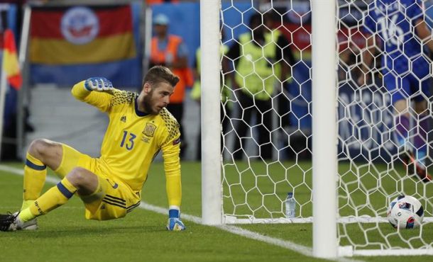 El portero de la selección española David De Gea encaja el primer gol croata, durante el partido Croacia-España del Grupo D... EFE
