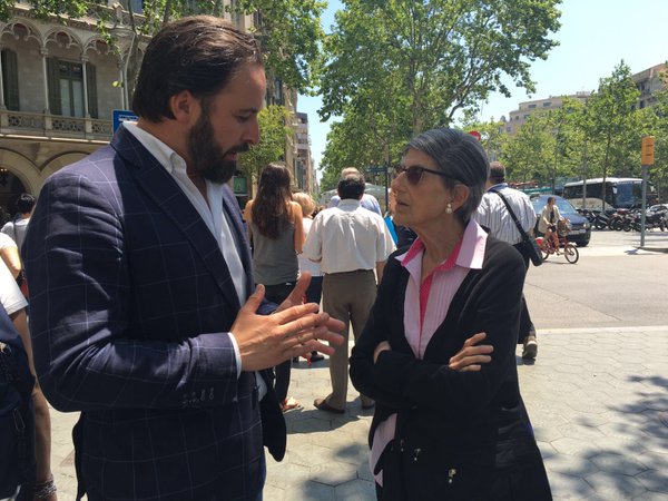 El presidente de VOX, Santiago Abascal (i) Carmen Gutiérrez Comas, durante un encuentro en el barrio de GRacia esta semana. Lasvocesdelpueblo.
