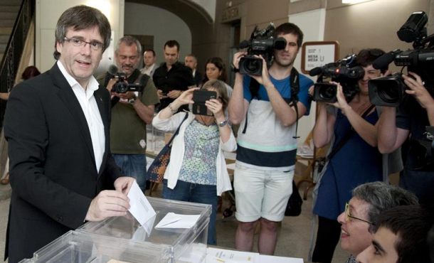 El presidente de la Generalitat, Carles Puigdemont, ha depositado su voto para las elecciones generales en un colegio electoral del centro de Girona. EFE