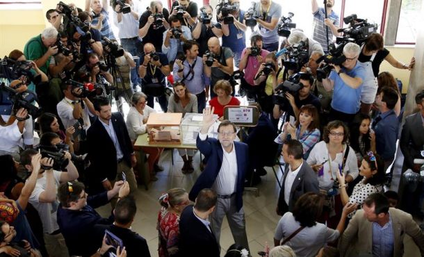 El presidente del Gobierno en funciones y candidato del Partido Popular para la reelección, Mariano Rajoy, saluda tras ejercer su derecho al voto.. EFE