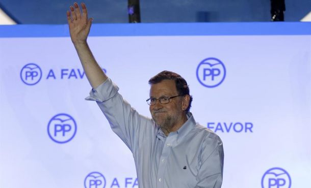 El presidente del Gobierno en funciones y líder del PP, Mariano Rajoy, durante su comparecencia ante los simpatizantes en el exterior de la sede del partido... EFE