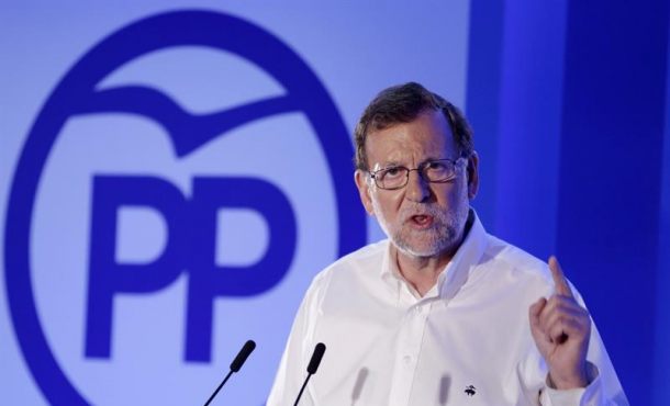 El presidente del PP y del Gobierno en funciones, Mariano Rajoy, durante su intervención en una comida-mitin del partido hoy en Teruel... EFE