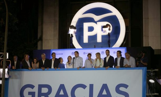 El presidente del gobierno en funciones Mariano Rajoy, acompañado por el resto de miembros del PP, se dirige a los simpatizantes... EFE