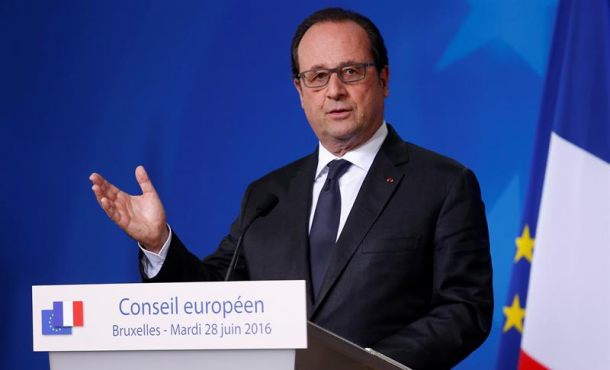 El presidente francés, Francois Hollande, da una conferencia de prensa al final del primer día de la Cumbre Europea en Bruselas, Bélgica... Efe,