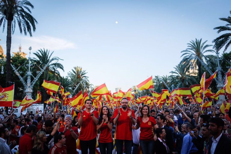 Ciudadanos llena el Arco de Triunfo de Barcelona de alegría y banderas de España, «soy español»