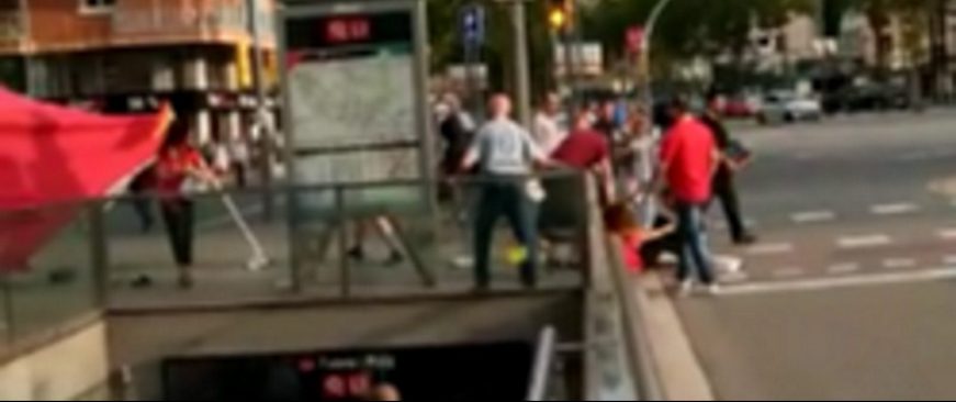 FOTOGRAFÍA. BARCELONA (ESPAÑA), 04.06.2016. La imagen muestra a una de las catalanas con la camiseta de la Selección Española de Fútbol empujada. Ñ pueblo