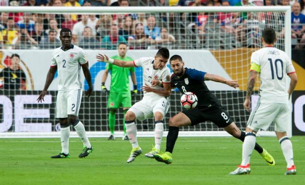 Guillermo Celis (c) de Colombia disputa el balón con Clint Dempsey (2-d) de EE.UU. en el partido por el tercer puesto de la Copa América Centenario... EFE