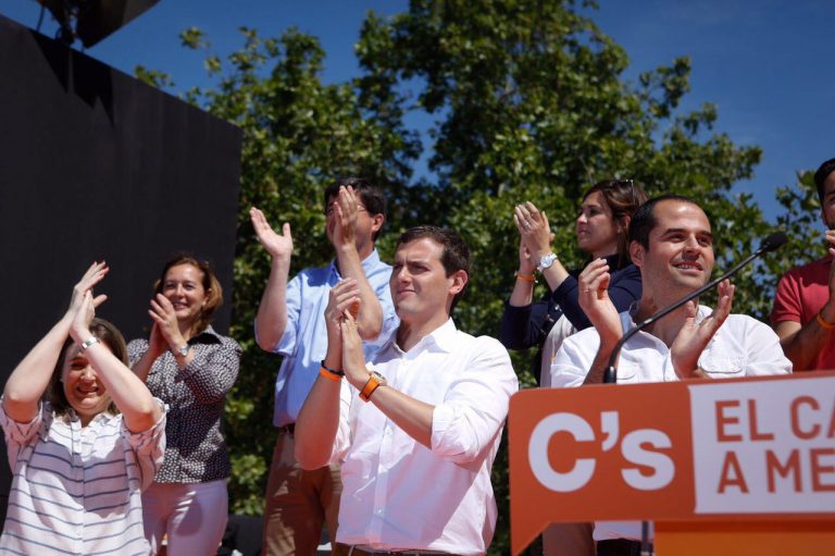 Rivera (Ciudadanos) pide «no tirar el voto» apoyando al PP o al PSOE para evitar el bloqueo