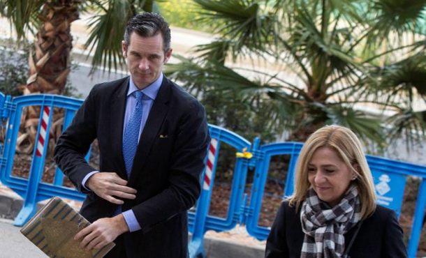 La infanta Cristina, junto a su esposo Iñaki Urdangarin, a su llegada el pasado mes de marzo a la Escuela Balear de la Administración Pública (EBAP), para declarar en el juicio del caso Nóos. EFE