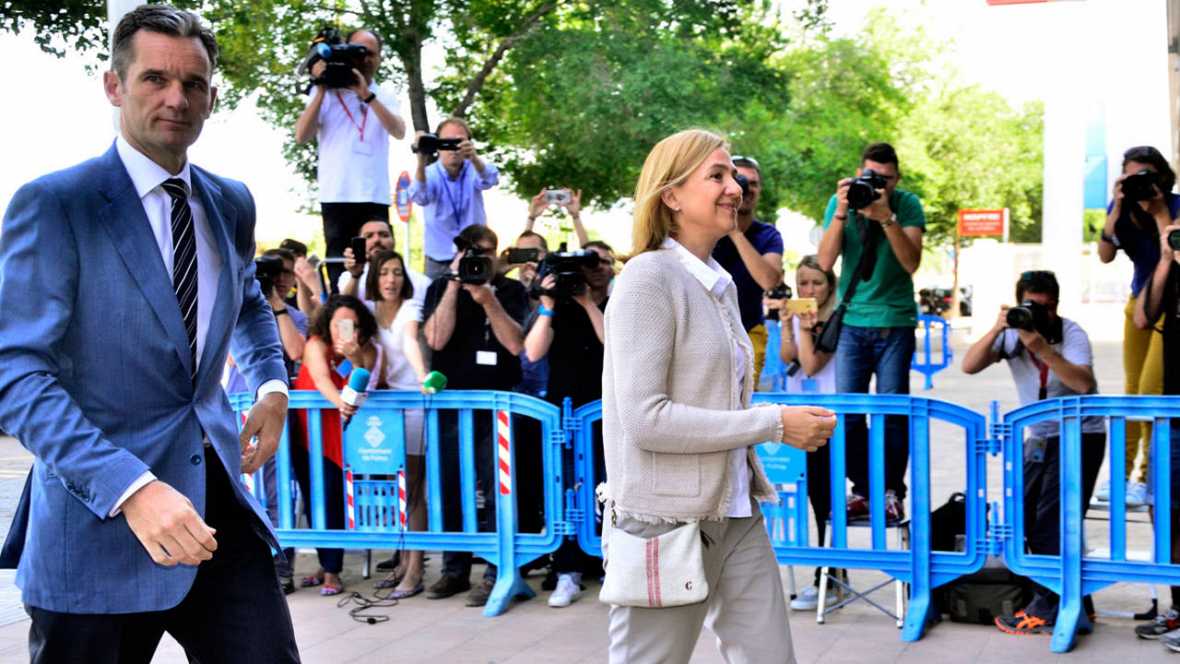 La infanta Cristina y su marido, Iñaki Urdangarin, a su llegada a la sede de la Escuela Balear de la Administración Pública (EBAP) de Palma para asistir a la presentació.... Efe