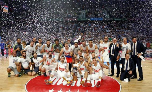 La plantilla del Real Madrid celebra con la Copa de campeones de la Liga ACB tras vencer al FC Barcelona Lassa en el cuarto partido de la final, en el Palacio de los Deportes de Madrid. EFE