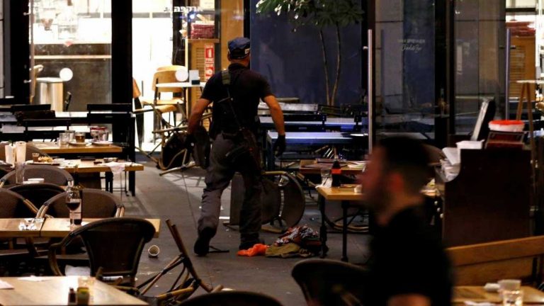 Al menos 3 muertos en un ataque con armas automáticas en un centro comercial de Tel Aviv (Israel)