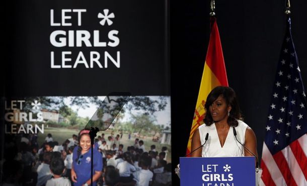 La primera dama de EEUU, Michelle Obama, durante la conferencia que pronuncia hoy en Madrid sobre su iniciativa 'Let Girls Learn' (Dejemos que las niñas aprendan). EFE