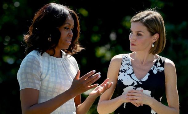 La reina Letizia y la primera dama estadounidense, Michelle Obama, durante el primer viaje oficial que los Reyes Felipe y Letizia realizaron a Estados Unidos. Archivo Efe