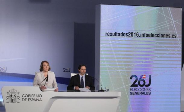 La secretaria de Estado de Comunicación, Carmen Martín Castro (i), y el subsecretario de Interior, Luis Aguilera Ruiz (d), durante su primera comparecencia en el Centro de Datos... Efe